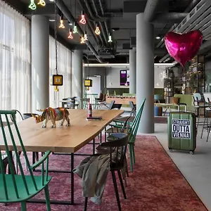 Moxy East Szálloda